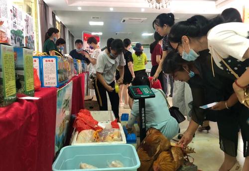 圖為扶貧農產品銷售現場.郭琰攝