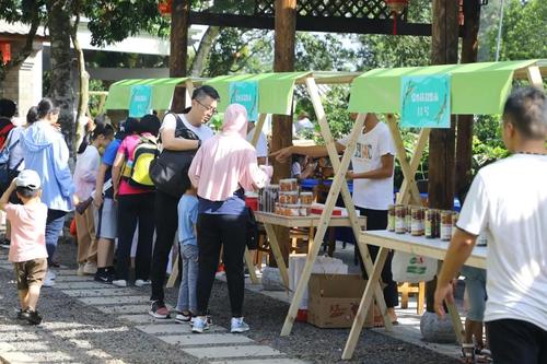 秀英區(qū):愛心扶貧集市銷售火爆 特色農產品供不應求